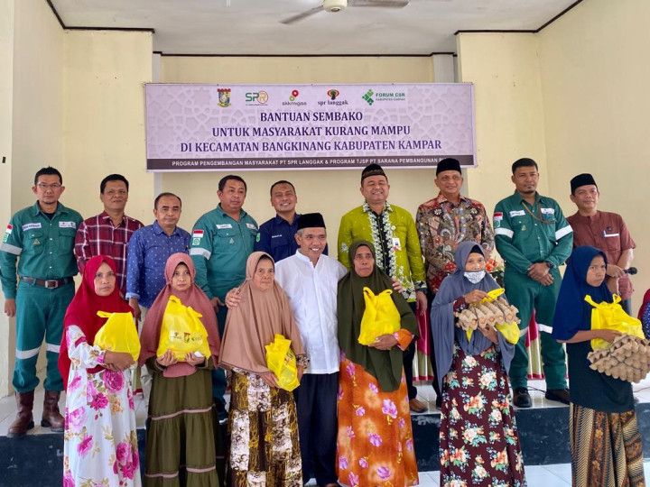 Kolaborasi PT SPR dan PT SPR Langgak Serahkan Paket Sembako Kepada Masyarakat Bangkinang