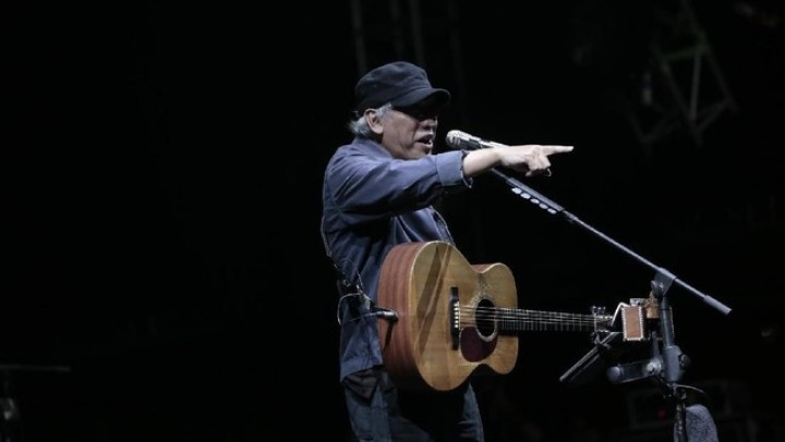 Gokil! Penonton Konser Iwan Fals Kompak Tunjuk Pejabat Ketika Lirik 'Wakil Rakyat' Dinyanyikan