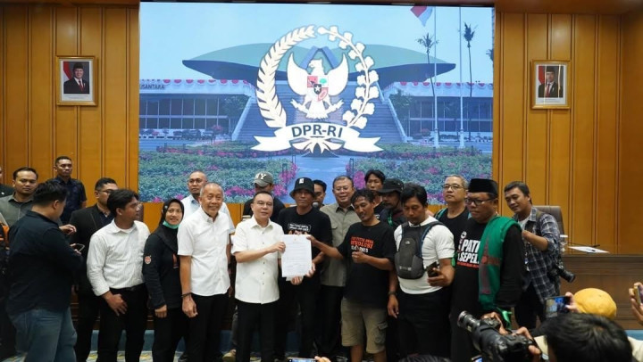 Dihadapan Botok Cs, Pimpinan DPR Teken Surat Mundur Jika RUU Perampasan Aset Tak Disahkan