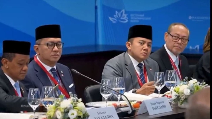Tuai Pro Kontra, Aksi Mayor Teddy Putar Pulpen Saat Putin Berbicara Jadi Viral