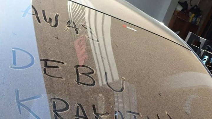 Imbas Erupsi Anak Krakatau, Abu Vulkanik Terlihat Menutupi Mobil di Parkiran Terminal 2 Soetta
