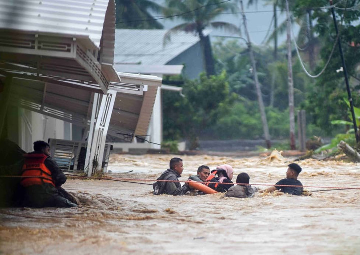 Tanggul Jebol, Air Sungai Meluap! Banjir Bandang Terjang Permukiman Warga di Kota Padang