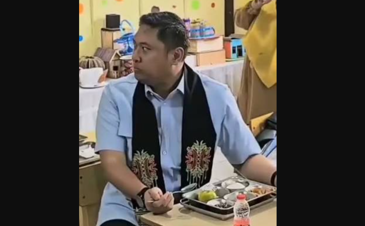 Ikut Santap Menu MBG di Kelas, Ekspresi Kepala BGN Jadi Sorotan